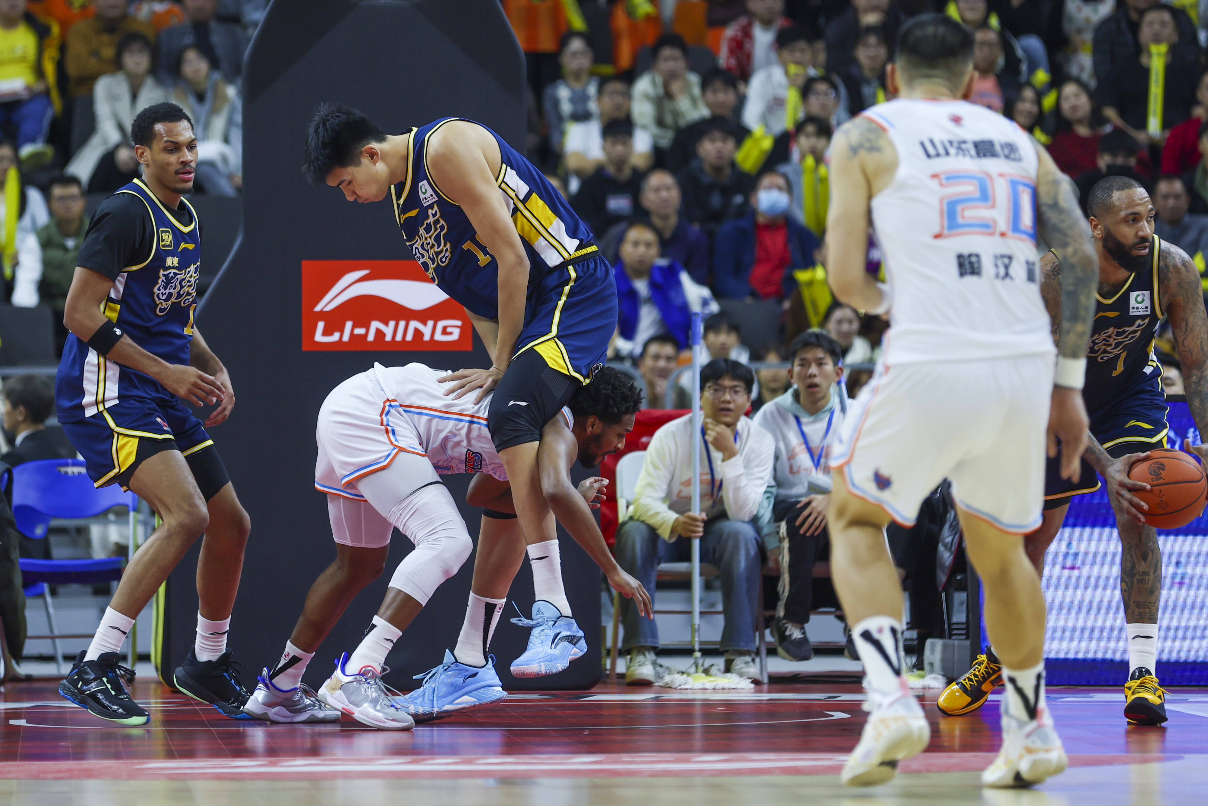 广东队表现抢眼，引领全国篮球热潮的简单介绍