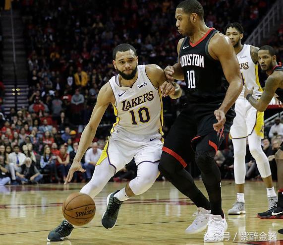 aoa体育体育链接-球员助攻后头部受伤，比赛中断处理的简单介绍