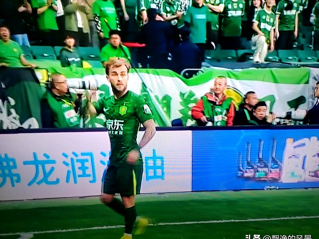 国安队球员在比赛中表现出色，获得关键胜利