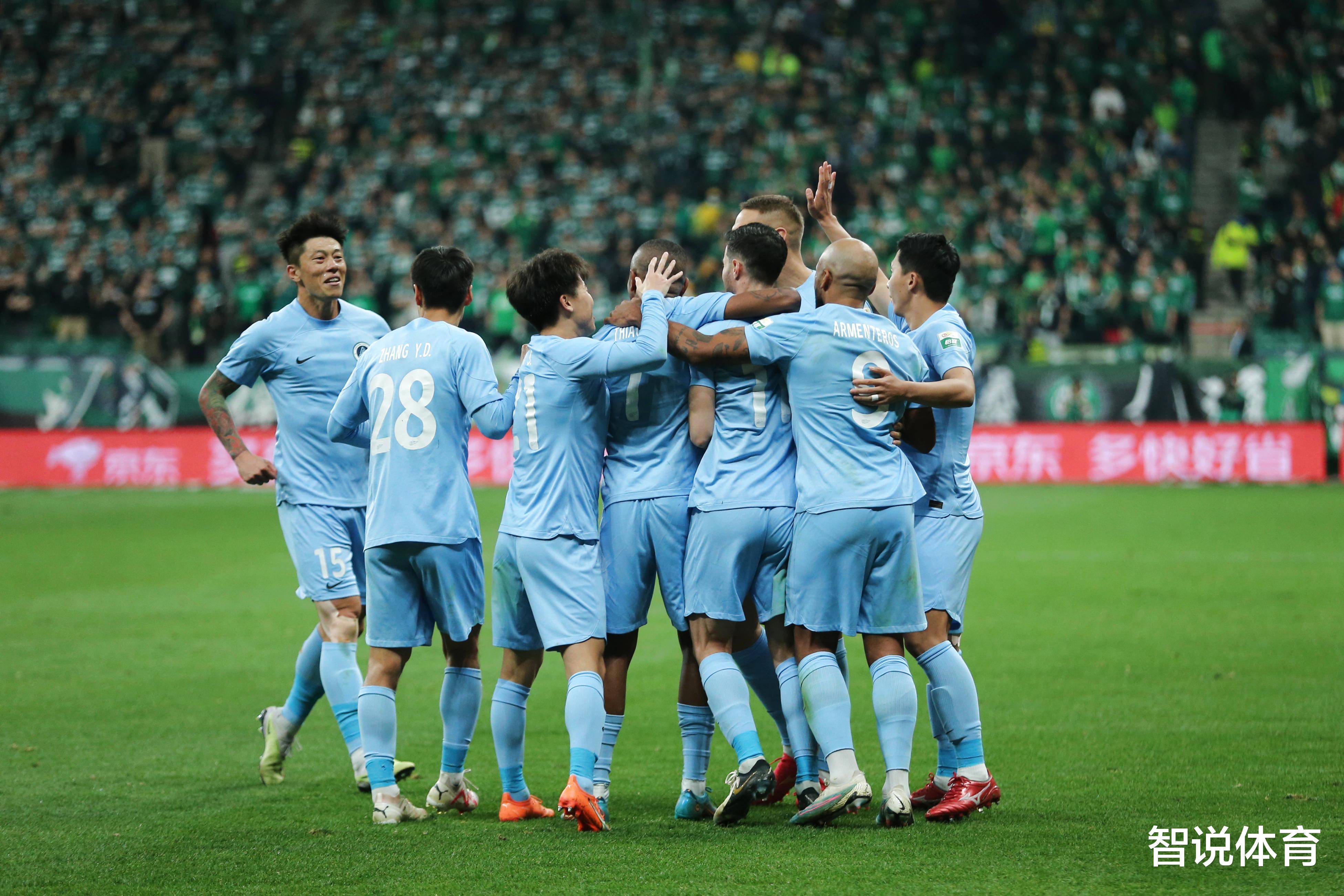 中超赛场充满激烈对抗,竞争异常激烈 中超赛场充满激烈对抗,竞争异常激烈