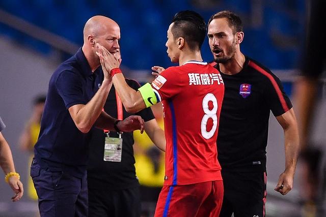 aoa体育体育直播-诺维奇主场失利，保级形势岌岌可危