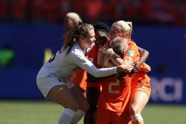 包含精彩女足盛事掀起高潮,球队争夺胜利的词条 包含精彩女足盛事掀起高潮,球队争夺胜利的词条