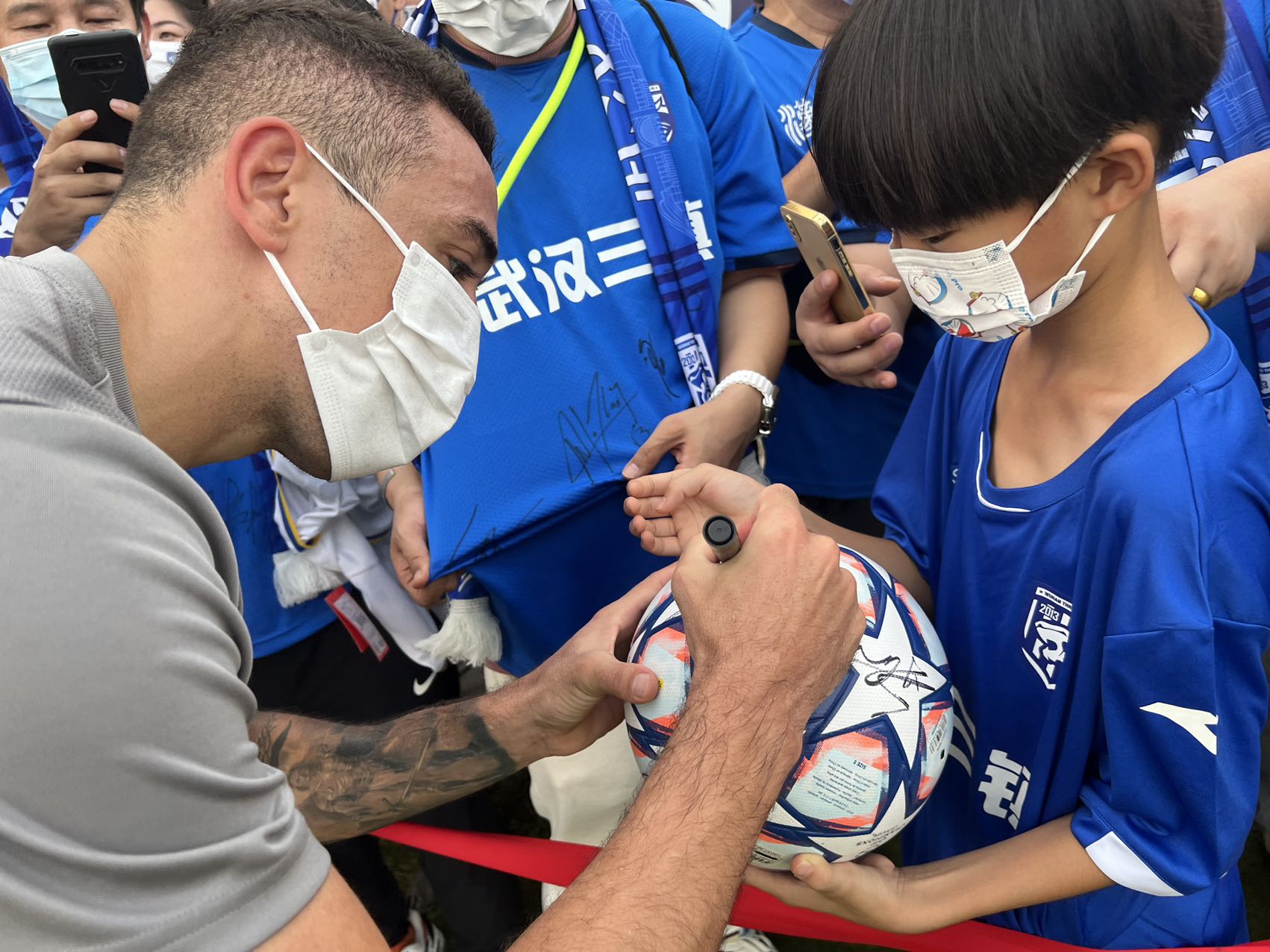 球队特训备战，外界对冠军归属猜测纷纷的简单介绍