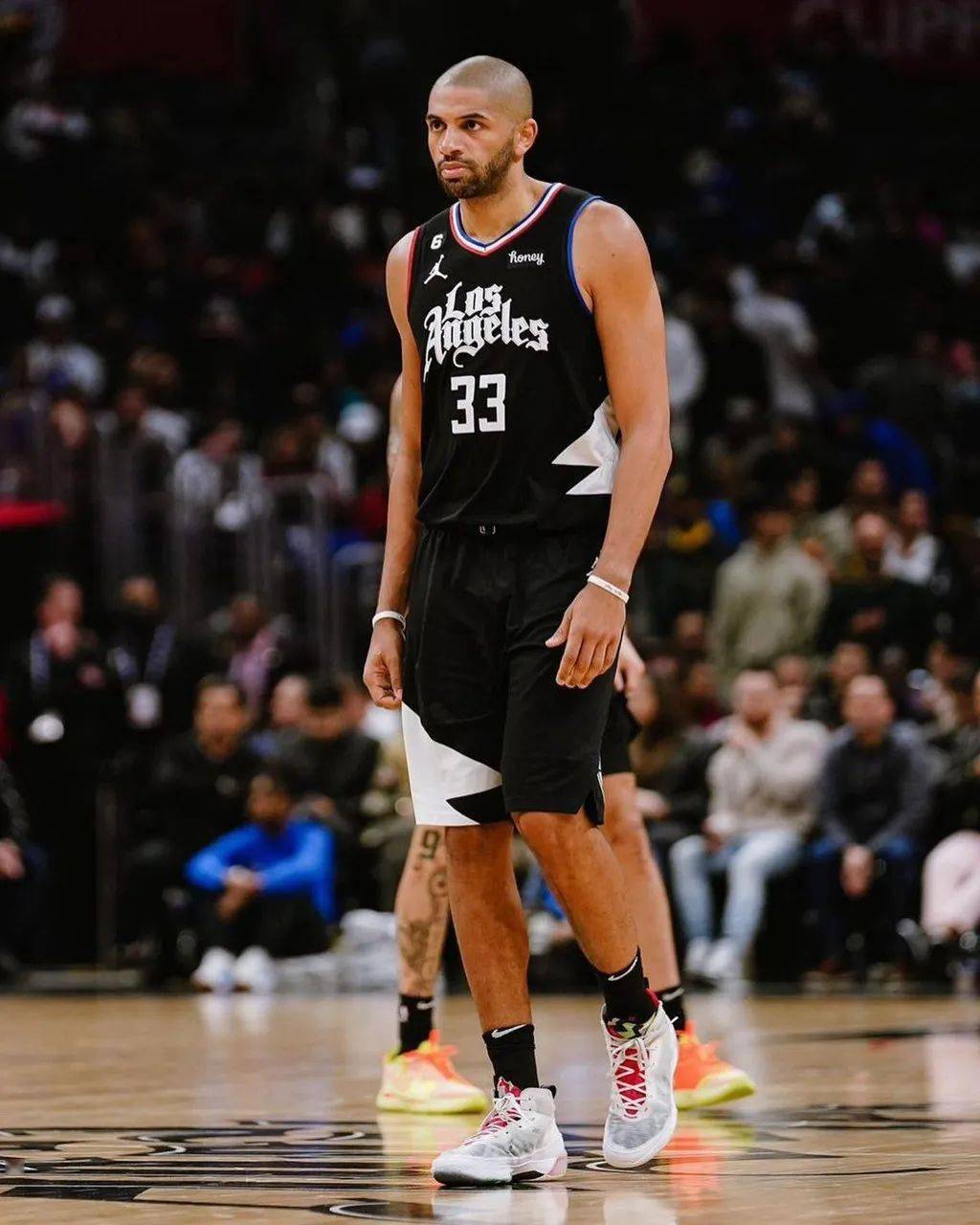 aoa体育体育入口-怒摔球鞋！球员情绪失控引发争议的简单介绍